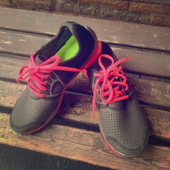 Under Armour Shoes - 2/$25 Under Armour running shoes EUC